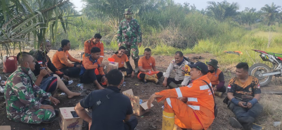 Satgas Karhutla Siak Hulu memasuki hari ke 5 Berjibaku Padamkan dan Pendinginan kebakaran Lahan di Pangkalan Baru Satgas Karhutla Siak Hulu memasuki hari ke 5 Berjibaku Padamkan dan Pendinginan kebakaran Lahan di Pangkalan Barui
