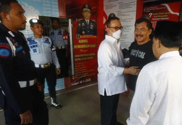 Rusli Zainal Resmi Bebas dari Lapas Pekanbaru Rusli Zainal Resmi Bebas dari Lapas Pekanbarui