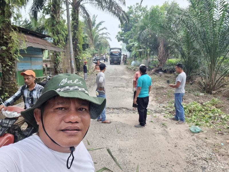 Kades M Haris gelar goro bersama TNI Kavaleri Dusun 1 RT 3 RW 2 Desa Baru Kades M Haris gelar goro bersama TNI Kavaleri Dusun 1 RT 3 RW 2 Desa Barui