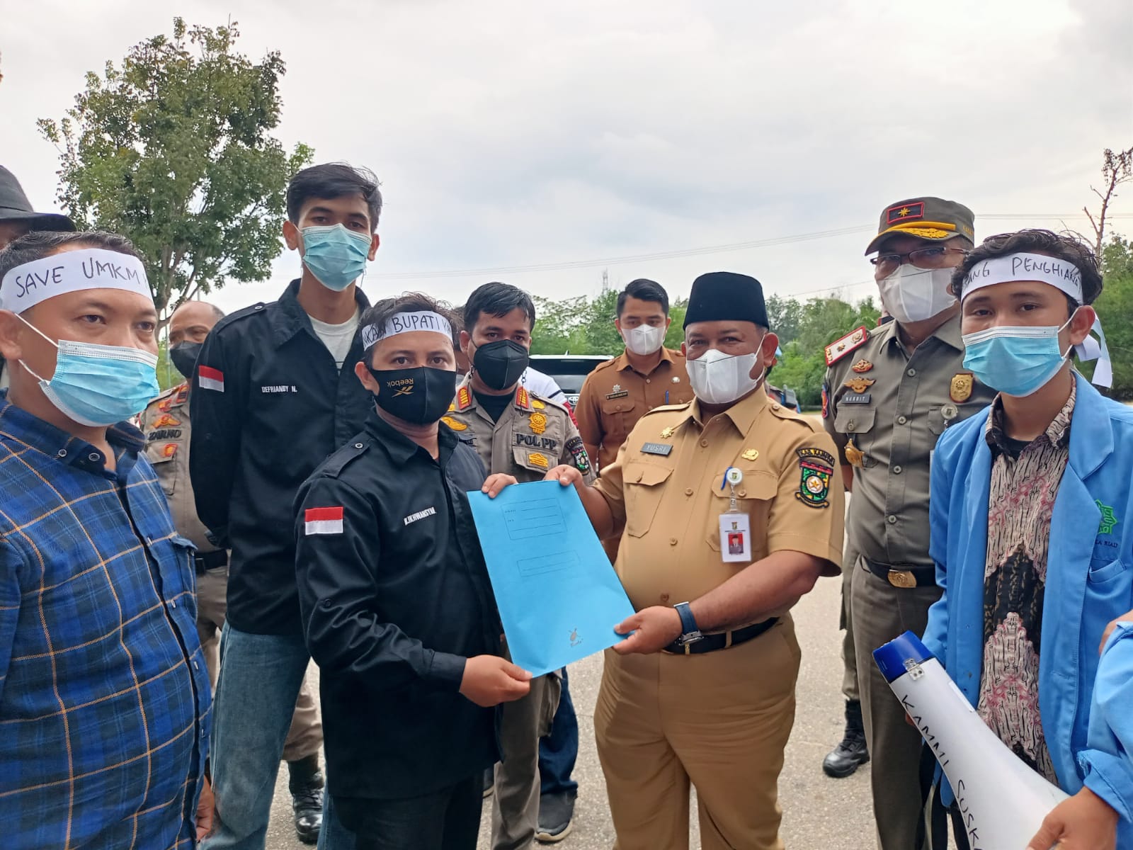Forum mahasiswa Kabupaten kampar yang tergabung Bersama Pedagang Gelar aksi dengan tuntutan Turunkan Forum mahasiswa Kabupaten kampar yang tergabung Bersama Pedagang Gelar aksi dengan tuntutan Turunkani