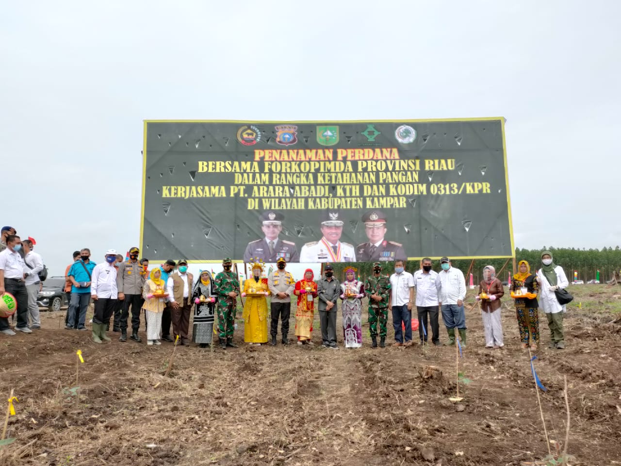 Gubernur Syamsuar Tanam Benih Jagung di Desa Bencah Kelubi Kampar Gubernur Syamsuar Tanam Benih Jagung di Desa Bencah Kelubi Kampari