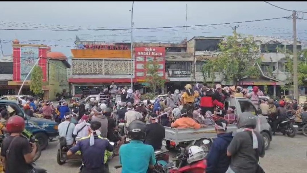Puluhan Pedagang Pasar Cik Puan Gelar Aksi Demo di Depan Polda Riau, Tuntut Solusi U-Turn yang Dinilai Merugikan Puluhan Pedagang Pasar Cik Puan Gelar Aksi Demo di Depan Polda Riau, Tuntut Solusi U-Turn yang Dinilai Merugikani