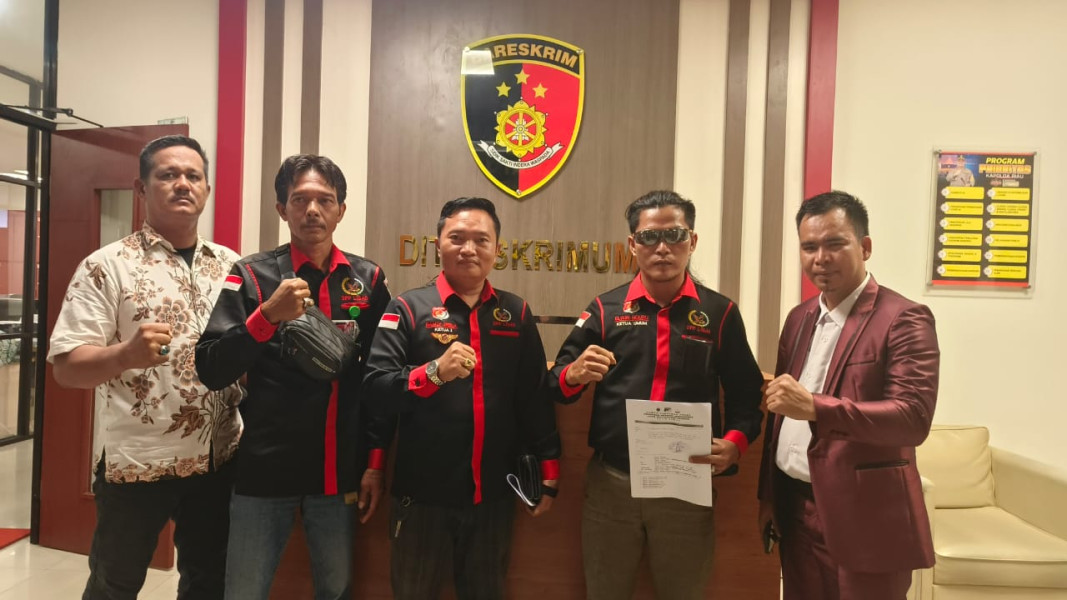 Diduga Back Up BBM Illegal dan Cemarkan Nama Baik Media dan LSM, LIBAS dan Pers Laporkan Oknum Wartawan RH di Polda Riau. Diduga Back Up BBM Illegal dan Cemarkan Nama Baik Media dan LSM, LIBAS dan Pers Laporkan Oknum Wartawan RH di Polda Riau.i
