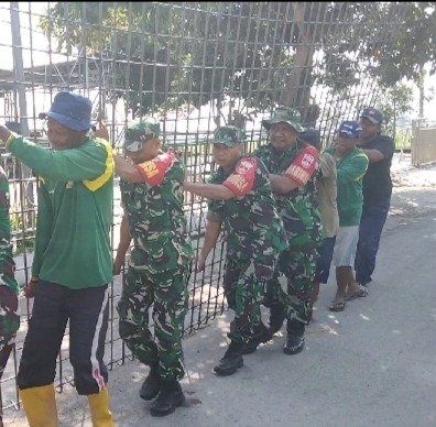  Jembatan Rusak Diperbaiki, Babinsa Turun Tangan Buka Akses Ekonomi Warga Pelemgadung  