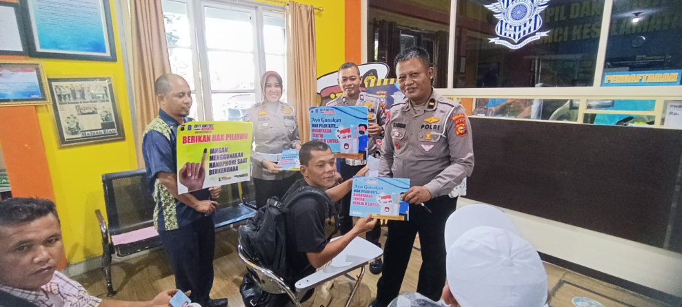 Paur SIM dan Tim Sampaikan Himbaun Kamseltibmas dan Kamseltibcarlantas kepada Pemohon SIM Paur SIM dan Tim Sampaikan Himbaun Kamseltibmas dan Kamseltibcarlantas kepada Pemohon SIMi