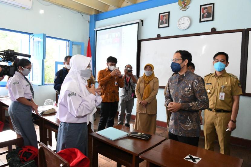 Nadiem: Vaksinasi Kejar PTM, Bukan PTM Kejar Vaksinasi Nadiem: Vaksinasi Kejar PTM, Bukan PTM Kejar Vaksinasii