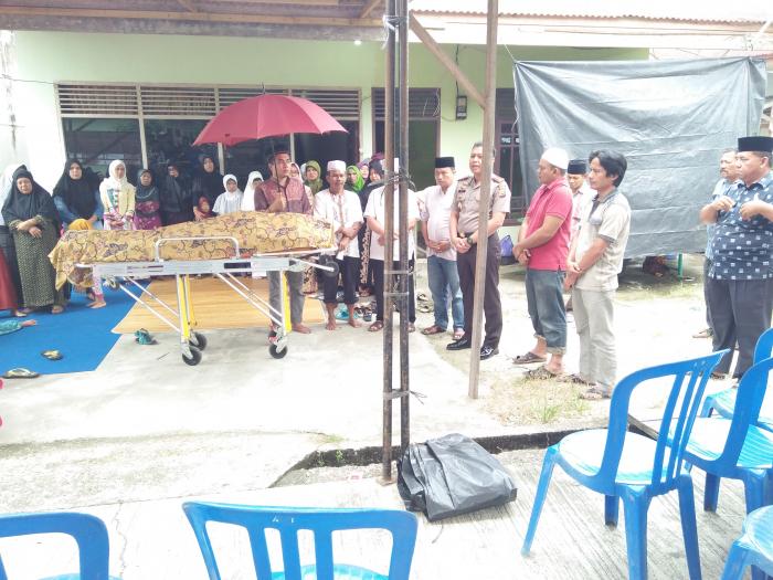 Wartawan Kampar ini Tewas Ditempat Usai Beradu Dengan Tronton Wartawan Kampar ini Tewas Ditempat Usai Beradu Dengan Trontoni