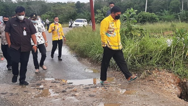 Bupati Gesa PLT Kadis PUPR Kuansing Perbaiki Jalan Penghubung Desa Teratak Renda Menuju Sikijang Kec Bupati Gesa PLT Kadis PUPR Kuansing Perbaiki Jalan Penghubung Desa Teratak Renda Menuju Sikijang Keci