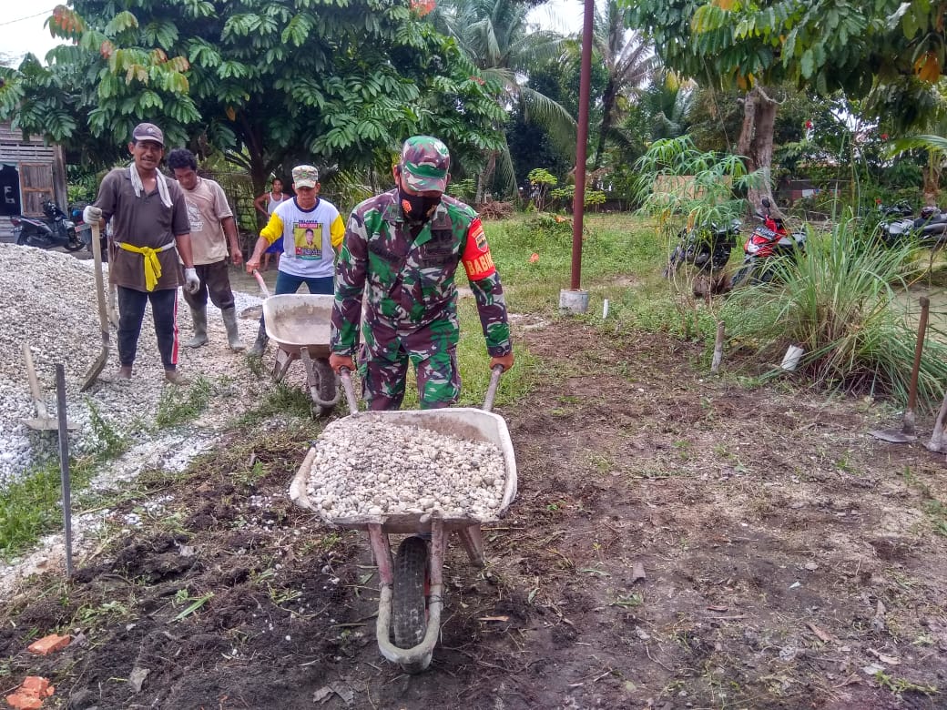 Sukseskan TMMD Ke 110 Kodim 0313/KPR, Babinsa Koramil 06/SH Bersama Warga Desa Baru Bergotong Royongi
