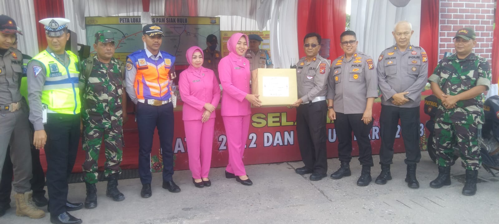 Ketua Bhayangkari Polres Kampar Kunjungi Pos PAM Nataru Polsek Siak Hulu Ketua Bhayangkari Polres Kampar Kunjungi Pos PAM Nataru Polsek Siak Hului