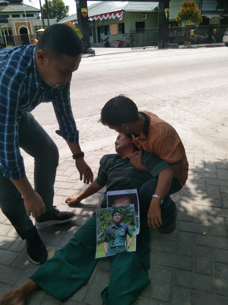 KASUS MENINGGALNYA PRADA JOSUA LUMBAN TOBING ANGGOTA TNI BATALYON INFANTERI 132 SALO–BANGKINANG, AYAH: “ANAK SAYA GANTUNG DIRI ATAU DIGANTUNG? KASUS MENINGGALNYA PRADA JOSUA LUMBAN TOBING ANGGOTA TNI BATALYON INFANTERI 132 SALO–BANGKINANG, AYAH: “ANAK SAYA GANTUNG DIRI ATAU DIGANTUNG?i