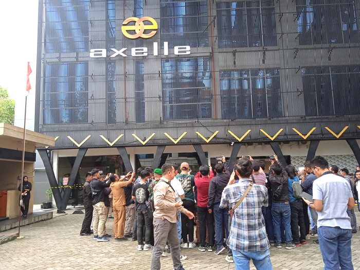 Diduga suplai narkoba, bos Axelle Resto & KTV Panam di buru polisi Diduga suplai narkoba, bos Axelle Resto & KTV Panam di buru polisii