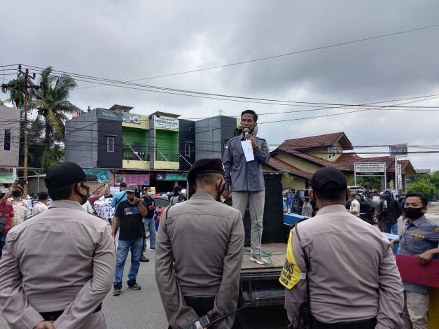 Demo di Kantor DLHK Pekanbaru dan Kejati Riau, THL DLHK: Pecat Agus Pramono ! Demo di Kantor DLHK Pekanbaru dan Kejati Riau, THL DLHK: Pecat Agus Pramono !i