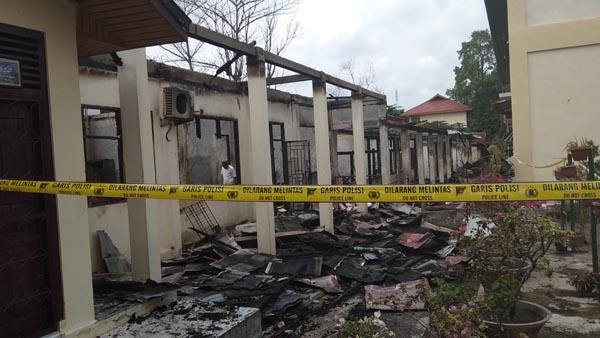 SMPN 4 Pekanbaru Terbakar Dinihari Tadi, Siswa Diliburkan SMPN 4 Pekanbaru Terbakar Dinihari Tadi, Siswa Diliburkani