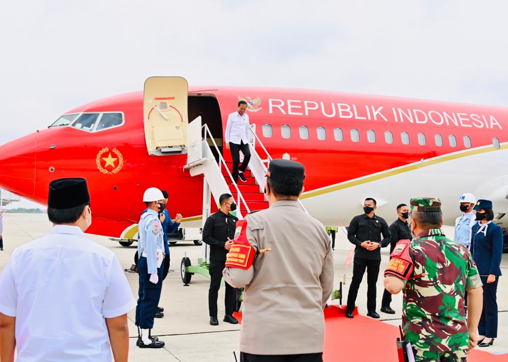 Presiden Indonesia, Ir. H. Joko Widodo tiba di Riau disambut Gubernur dan Forkopimda Provinsi Riau Presiden Indonesia, Ir. H. Joko Widodo tiba di Riau disambut Gubernur dan Forkopimda Provinsi Riaui