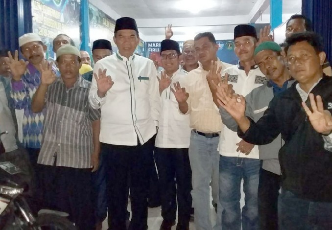 Bersilaturahmi ke Posko Relawan, Tokoh Masyarakat Tenayan Raya Dukung Firdaus-Rusli Bersilaturahmi ke Posko Relawan, Tokoh Masyarakat Tenayan Raya Dukung Firdaus-Ruslii