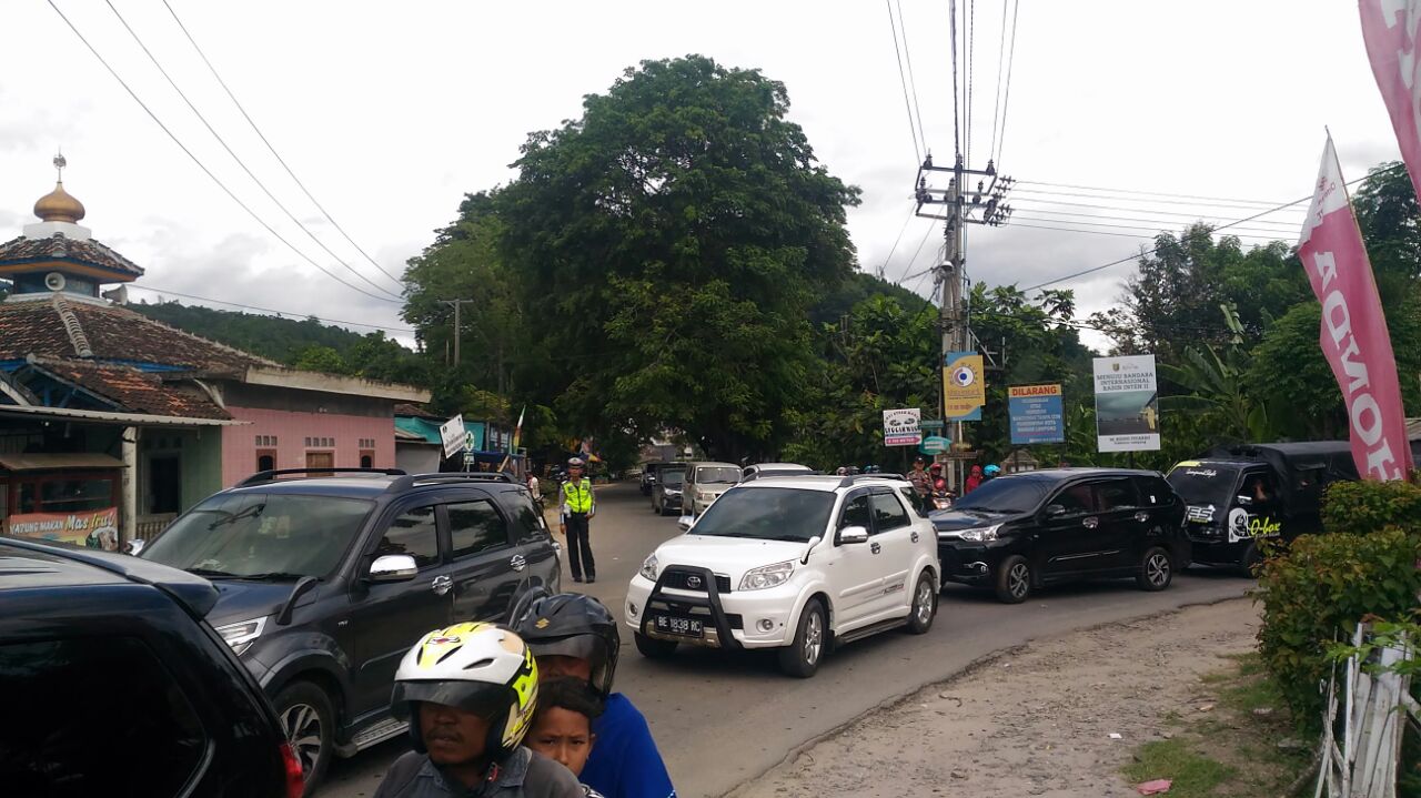 Libur Natal, Jalan Menuju Pantai Pesawaran Dipadati Kendaraan Libur Natal, Jalan Menuju Pantai Pesawaran Dipadati Kendaraani