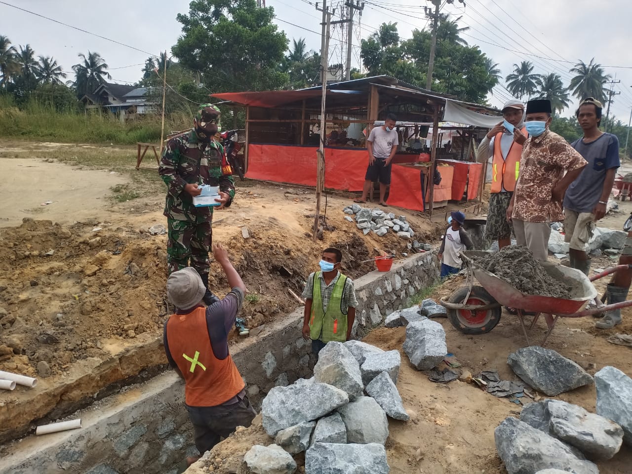 Babinsa Bersama Ketua RW 1 Desa Tanah Merah Bagikan Masker Kepada Pekerja Pembuatan Parit Babinsa Bersama Ketua RW 1 Desa Tanah Merah Bagikan Masker Kepada Pekerja Pembuatan Pariti