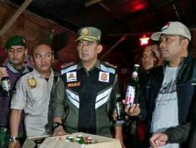 Razia Kafe Remang-remang, Petugas Sita Minuman Beralkohol Hingga Tuak Razia Kafe Remang-remang, Petugas Sita Minuman Beralkohol Hingga Tuaki