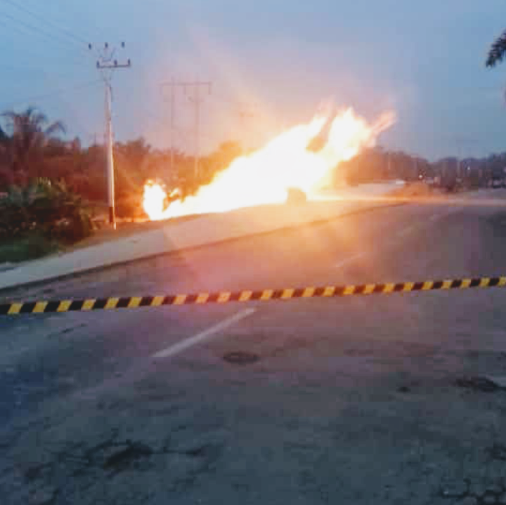 Diduga Pipa Chevron Meledak, Api Nyembur Hingga ke Jalan Diduga Pipa Chevron Meledak, Api Nyembur Hingga ke Jalani