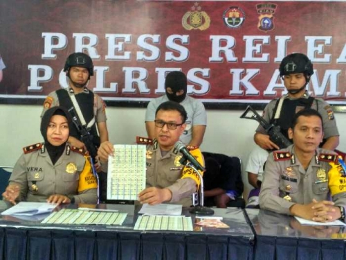 Modus Jadi Petugas Pos, Pengedar Materai Palsu Diamankan Polisi Modus Jadi Petugas Pos, Pengedar Materai Palsu Diamankan Polisii
