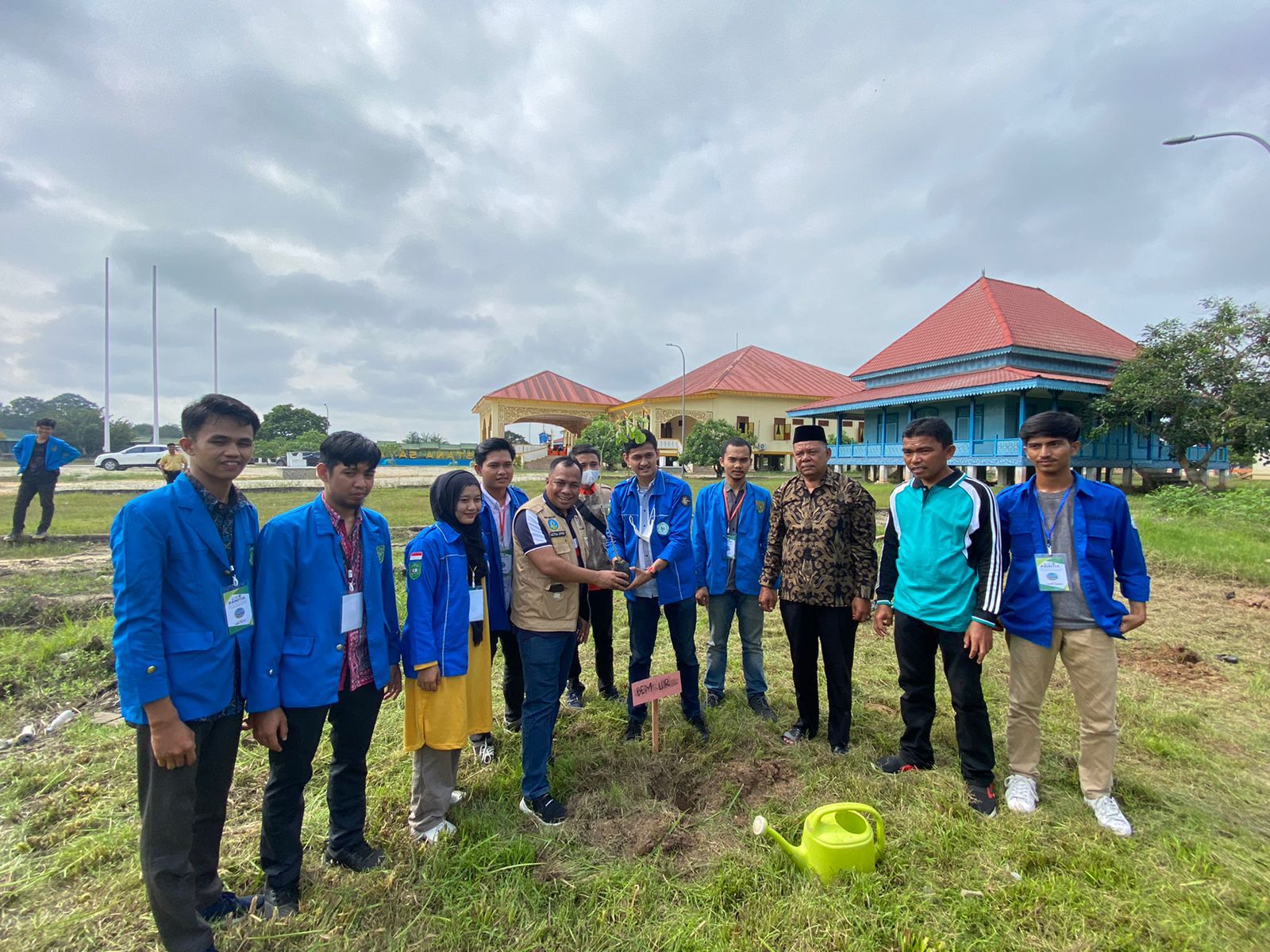 Mengabdi Untuk Alam oleh Badan Eksekutif Mahasiswa Universitas Islam Riau (BEM UIR) Mengabdi Untuk Alam oleh Badan Eksekutif Mahasiswa Universitas Islam Riau (BEM UIR)i