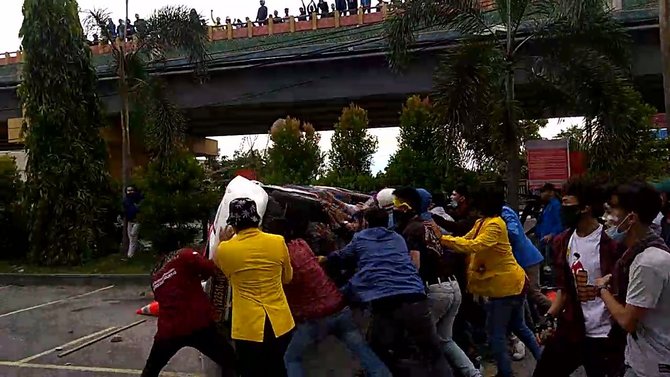 Pelaku Rusak Mobil Polisi di Pekanbaru Ditangkap Pelaku Rusak Mobil Polisi di Pekanbaru Ditangkapi