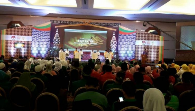 Debat Publik Cagub-Cawagub Riau ke-2 Diwarnai Sorak Lanjutkan dan Ganti Gubernur Debat Publik Cagub-Cawagub Riau ke-2 Diwarnai Sorak Lanjutkan dan Ganti Gubernuri