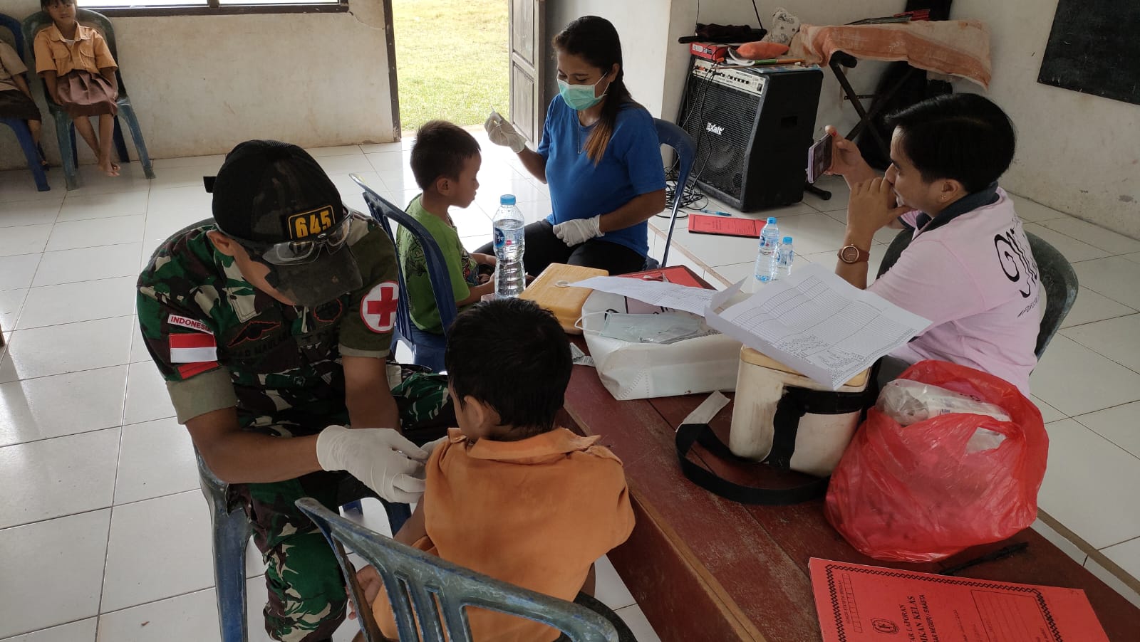 Satgas Pamtas Yonif 645/Gty Bersama Puskesmas Siding Bantu Layani Posyandu Anak-Anak SD Perbatasan Satgas Pamtas Yonif 645/Gty Bersama Puskesmas Siding Bantu Layani Posyandu Anak-Anak SD Perbatasani