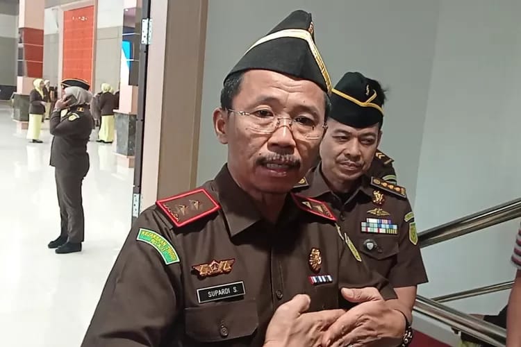 HARI PERTAMA PASCA LIBUR LEBARAN, PELAYANAN PUBLIK DI KEJATI RIAU BERJALAN NORMAL.i