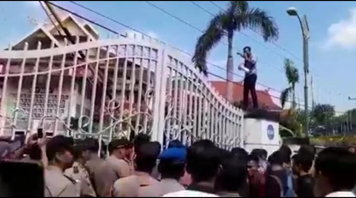Aksi Refresif Aparat Kepolisian Balikpapan, HMI Cabang Pekanbaru: Setetes Darahpun Kami Tidak Ridho Aksi Refresif Aparat Kepolisian Balikpapan, HMI Cabang Pekanbaru: Setetes Darahpun Kami Tidak Ridhoi
