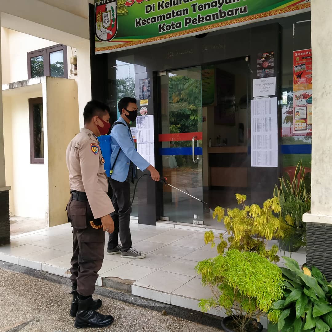 Tim Kukerta Relawan Covid-19 Universitas Riau Lakukan Penyemprotan di Kelurahan Rejosari Tim Kukerta Relawan Covid-19 Universitas Riau Lakukan Penyemprotan di Kelurahan Rejosarii