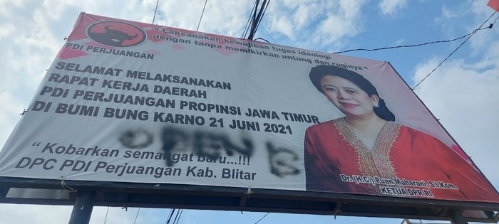 Pelaku Vandalisme Baliho Puan 'PKI' dan 'Koruptor' Ditangkap Pelaku Vandalisme Baliho Puan 'PKI' dan 'Koruptor' Ditangkapi