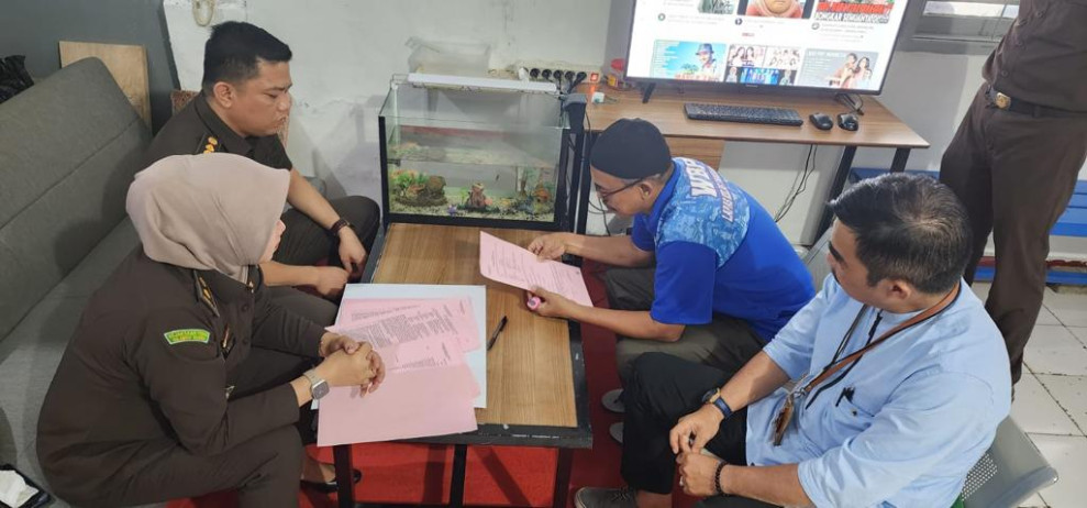 TERSANGKA DUGAAN KORUPSI PENYIMPANGAN PENETAPAN HARGA JUAL PASIR LAUT TAKALAR TA. 2020 DISERAHKAN KE PENUNTUT UMUM KEJATI SULSEL TERSANGKA DUGAAN KORUPSI PENYIMPANGAN PENETAPAN HARGA JUAL PASIR LAUT TAKALAR TA. 2020 DISERAHKAN KE PENUNTUT UMUM KEJATI SULSELi