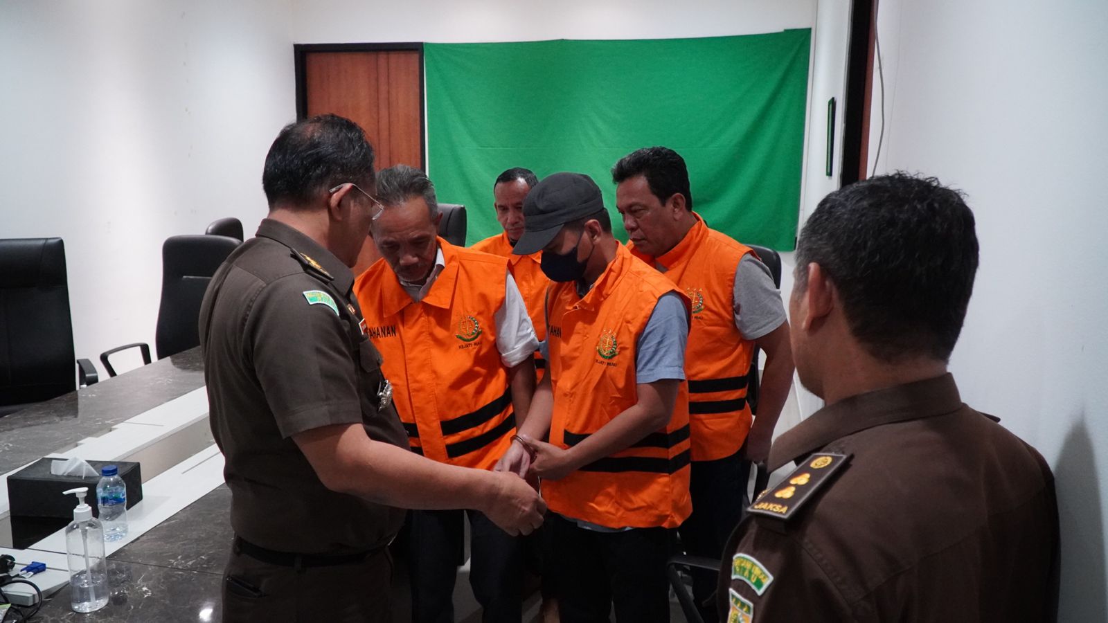 PENETAPAN 4 (EMPAT) ORANG TERSANGKA DUGAAN TINDAK PIDANA KORUPSI PEMBANGUNAN FISIK MASJID RAYA PEKANBARU TA. 2021 PENETAPAN 4 (EMPAT) ORANG TERSANGKA DUGAAN TINDAK PIDANA KORUPSI PEMBANGUNAN FISIK MASJID RAYA PEKANBARU TA. 2021i