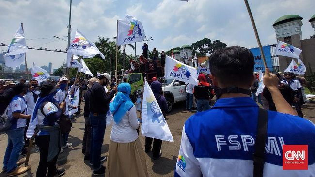 Massa Buruh Tolak Omnibus Law Mulai Padati Area Gedung DPR Massa Buruh Tolak Omnibus Law Mulai Padati Area Gedung DPRi