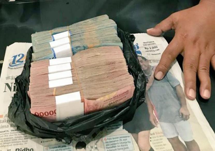Viral Pengemudi Ojol Balikkan Uang Penumpang yang Tertinggal