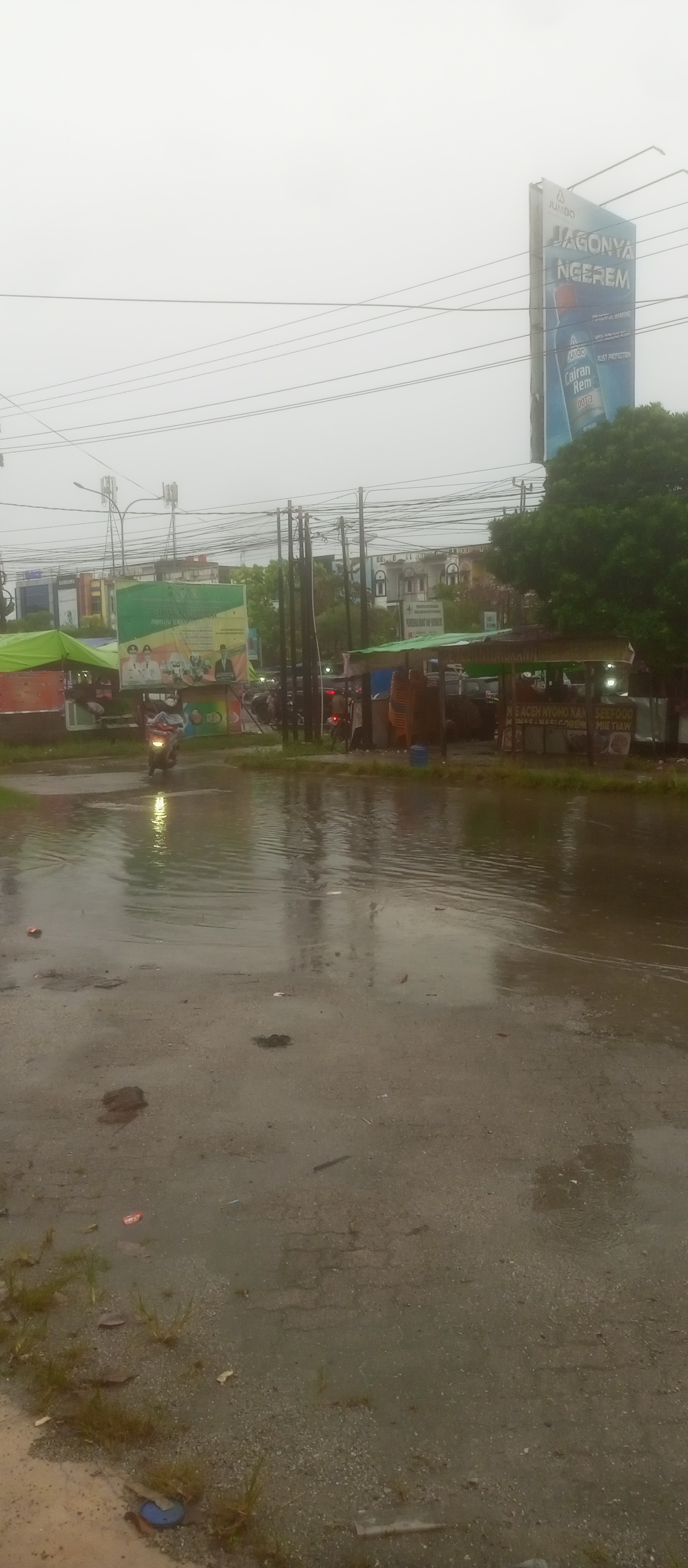 Akibat Curah Hujan Tinggi Dalam Satu Jam Jalanan Berubah Menjadi Sungai yang dilalui Kendaraan Darat Akibat Curah Hujan Tinggi Dalam Satu Jam Jalanan Berubah Menjadi Sungai yang dilalui Kendaraan Darati
