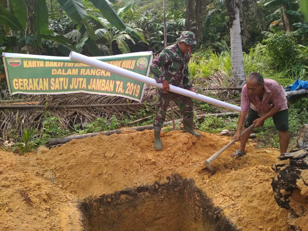 Babinsa Koramil 06/SH Serma Ruslam Buat Jamban Untuk Masyarakat Desa Pangkalan Baru Siak Hului