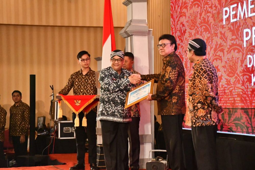 Wagubri Edy Natar Terima Penghargaan Dari Arsip Nasional RI Wagubri Edy Natar Terima Penghargaan Dari Arsip Nasional RIi
