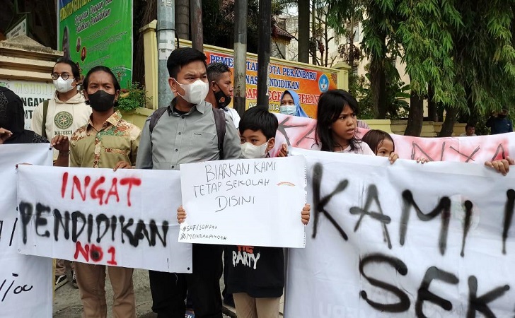 Penggusuran Gedung Sekolah SD 01 Pekanbaru, Murid: Jangan Gusur Sekolah Kami Pak! Penggusuran Gedung Sekolah SD 01 Pekanbaru, Murid: Jangan Gusur Sekolah Kami Pak!i