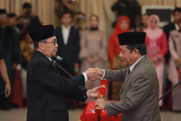 Dinilai Lakukan Nepotisme, Pengamat Minta Mendagri Panggil Gubri dan Sekda Riau Dinilai Lakukan Nepotisme, Pengamat Minta Mendagri Panggil Gubri dan Sekda Riaui