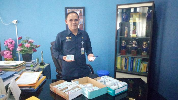 Camat Tampan Turun ke Lapangan Bagikan e-KTP Camat Tampan Turun ke Lapangan Bagikan e-KTPi