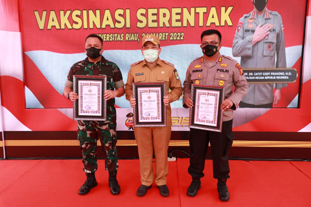 Vaksinasi Dosis II Tertinggi di Riau, Wabup Siak Terima Penghargaan dari Wakapolri Vaksinasi Dosis II Tertinggi di Riau, Wabup Siak Terima Penghargaan dari Wakapolrii