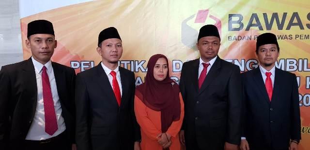 Lima Pimpinan Bawaslu Kampar Resmi Dilantik Lima Pimpinan Bawaslu Kampar Resmi Dilantiki