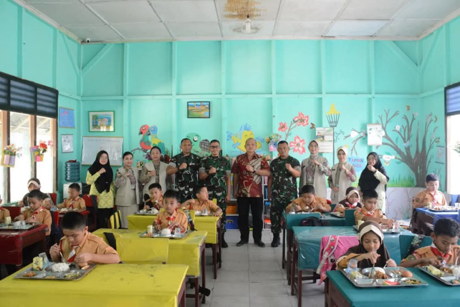 Korem 031/Wira Bima Laksanakan Program Makan Bergizi Gratis 'Bersama Ciptakan Generasi Sehat dan Cerdas' Korem 031/Wira Bima Laksanakan Program Makan Bergizi Gratis 'Bersama Ciptakan Generasi Sehat dan Cerdas'i