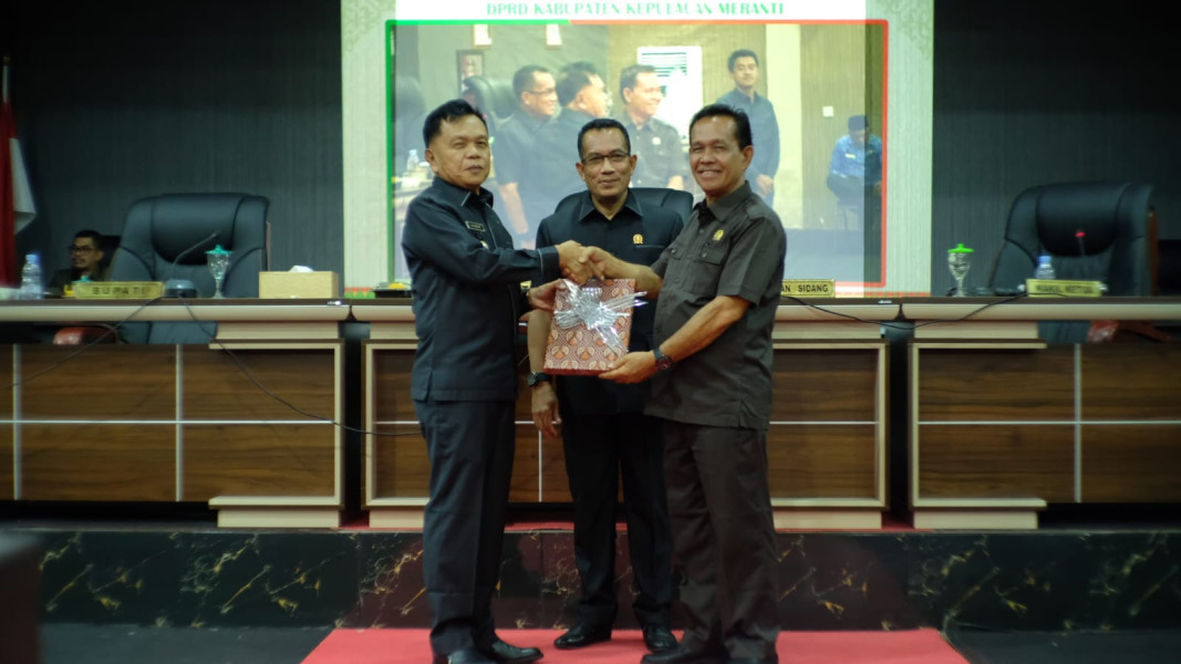 Pemkab Serahkan 5 Ranperda kepada DPRD Meranti Pemkab Serahkan 5 Ranperda kepada DPRD Merantii