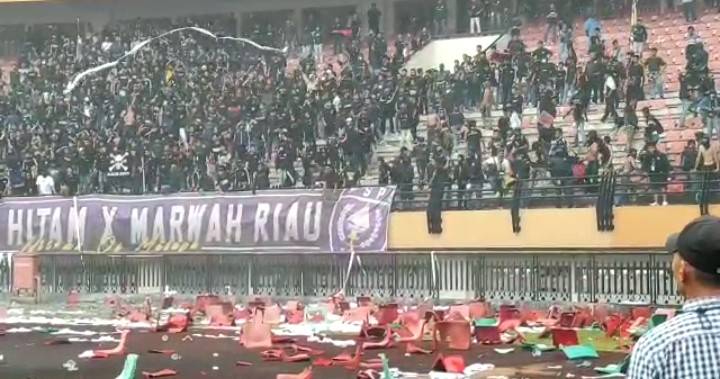 Suporter Kecewa, Kursi di Stadion Utama Riau Beterbangan