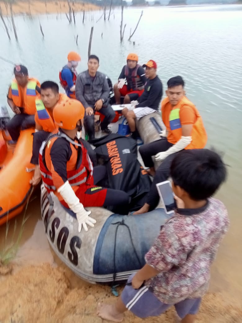 Telah Ditemukan Korban Tenggelam yang hanyut di Kawasan Sungai Arau Kecil Danau PLTA Koto Panjang, Desa Koto Mesjid Kec. XIII Koto Kampar Kab. Kampar Telah Ditemukan Korban Tenggelam yang hanyut di Kawasan Sungai Arau Kecil Danau PLTA Koto Panjang, Desa Koto Mesjid Kec. XIII Koto Kampar Kab. Kampari