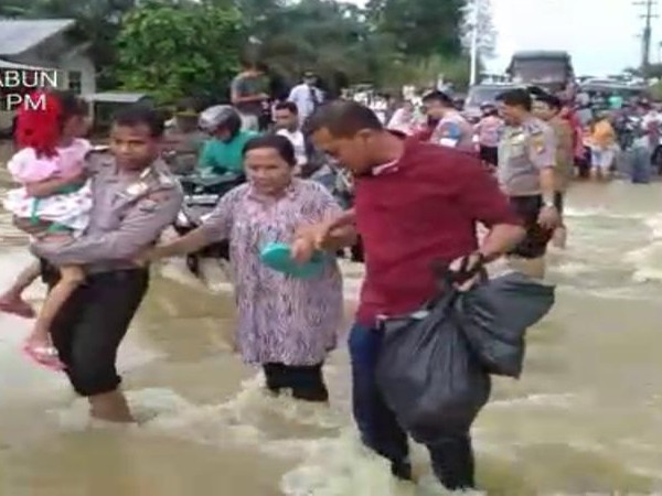 Polisi Turun Tangan Bantu Warga Korban Banjir di Kabun Polisi Turun Tangan Bantu Warga Korban Banjir di Kabuni